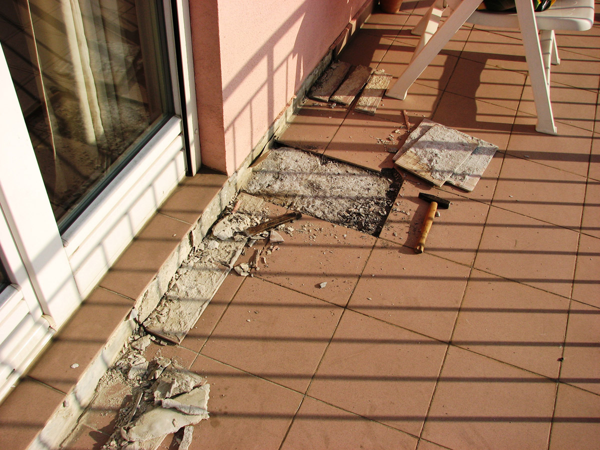 Obr. 32: Příklad nesprávně použitého materiálu – špatný podklad pod obkladem; samovolné odpadnutí