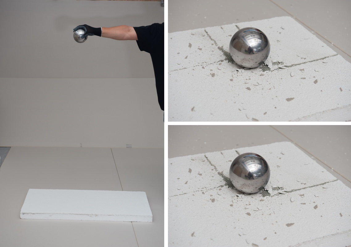 Test odolnosti vůči nárazu pádem 5kg koule z výšky 2 metry – omítka Ceresit Impactum (vpravo nahoře) a ETICS s nízkou odolností 