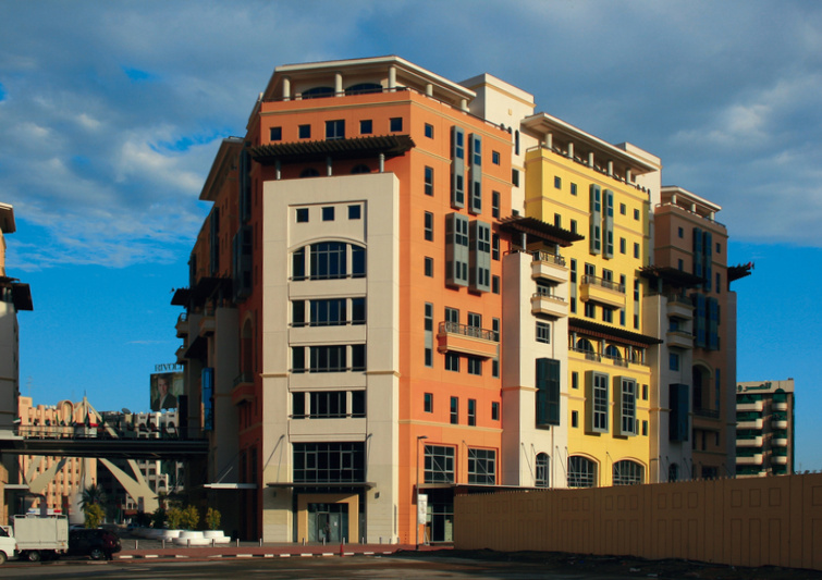 Fasáda se systémem Ceresit Impactum odolá i při sytých odstínech barev velkým výkyvům teplot, vyvolaným silným slunečním zářením, Young Business Vilage – Deira Clock Tower Dubai