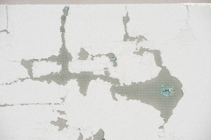 Poškození, které se může objevit na povrchu zateplovacího systému při poškození fasády cizími tělesy