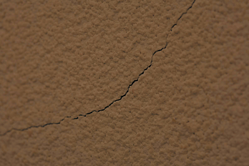 Poškození, které se může objevit na povrchu zateplovacího systému v důsledku velkých teplotních výkyvů u sytých odstínů