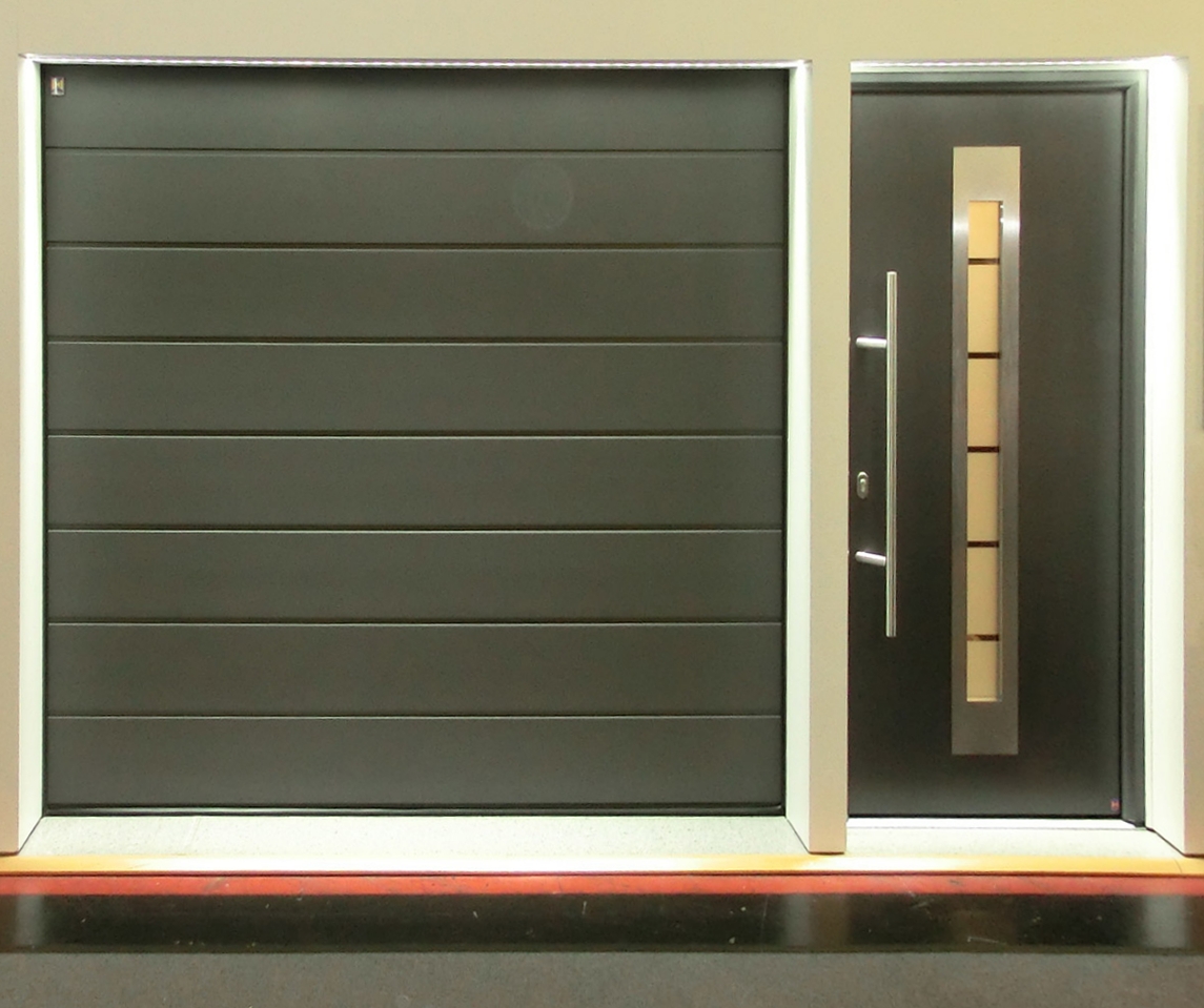 Sekční garážová vrata RenoMatic a vstupní dveře RenoDoor