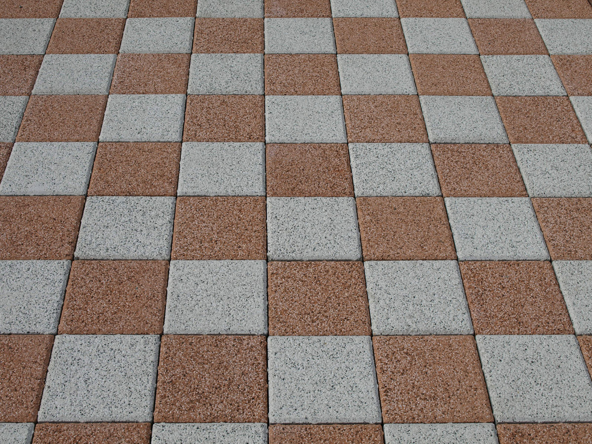 Tryskaná dlažba – bílá a oranžová