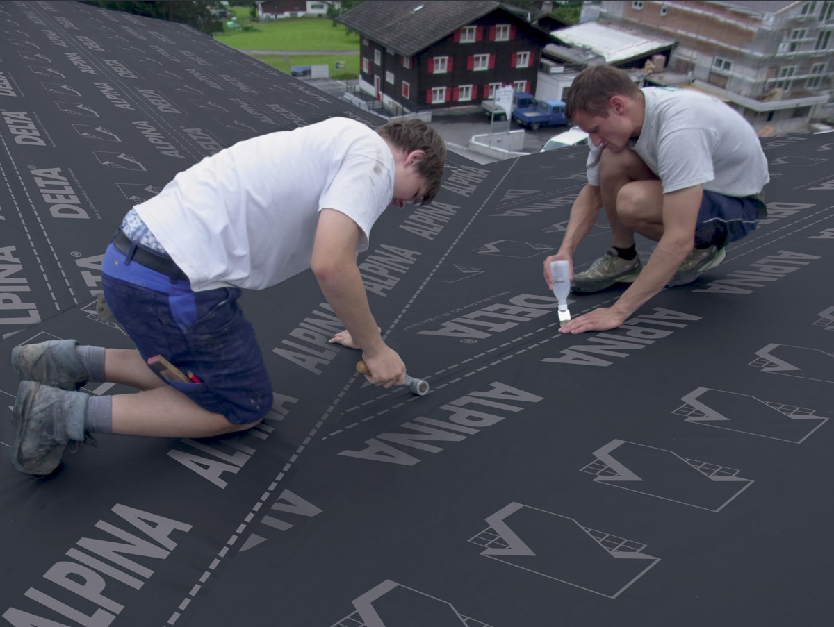 Fólie DELTA-ALPINA položená na dřevěném bednění. Kontralatě jsou kryty přířezovými pásy (tl. 300 mm), tepelný izolant je na celou výšku krokve. Pod ním je vzduchotěsná vrstva DELTA-REFLEX.