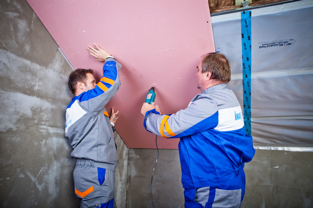 Obr. 4: Provádění zateplení se dvěma vrstvami izolace a vzduchotěsnou vrstvou s použitím parotěsné fólie LDS 100 pod izolací