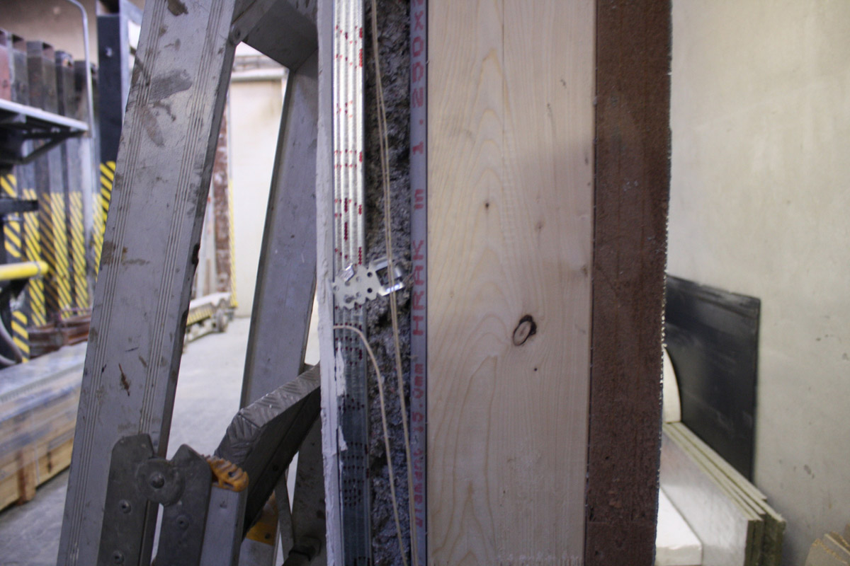 Ani originální závěs konstrukci neudržel!