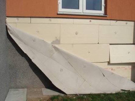 Obr. 1: Nevhodný výběr materiálu – hladký XPS bez úpravy použitý na sokl