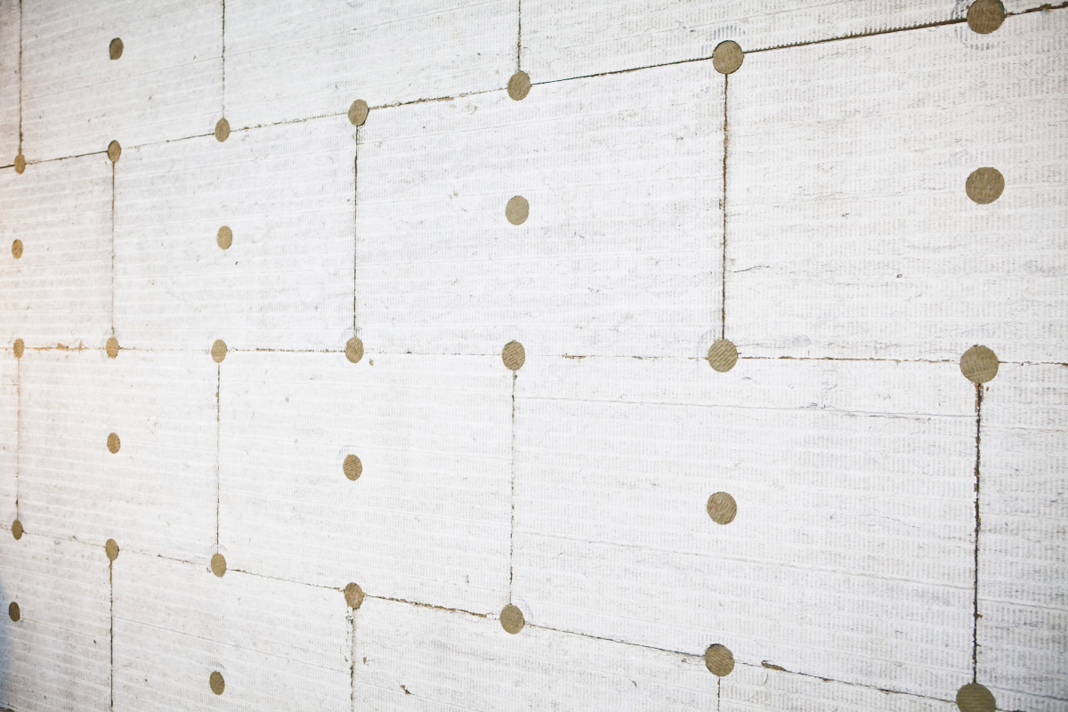 Obr. 6: Bílý silikátový nástřik výrazně snižuje teplotu povrchu desek