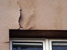 Obr. 2: Odlepování a praskliny na zateplovacím systému