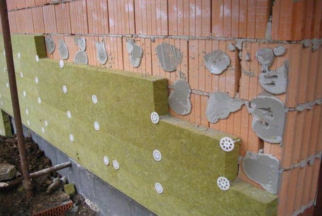 Obr. 5: Chybné lepení izolantu.