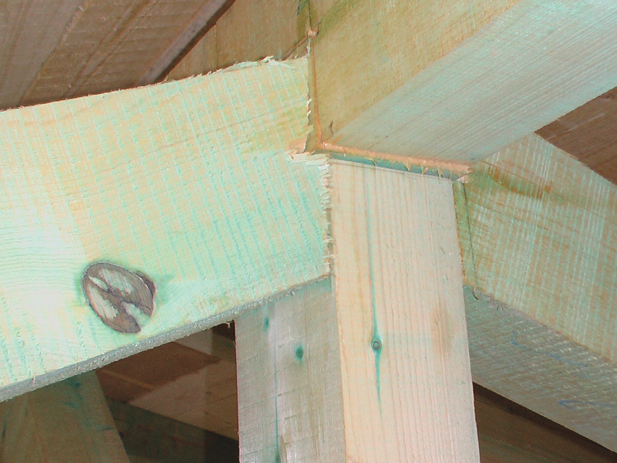 Přenesení sil u vzpěr je staticky uvažováno kontaktním stykem a spojovacími prostředky. Na obrázku kontakt ani spojovací prostředky nejsou.