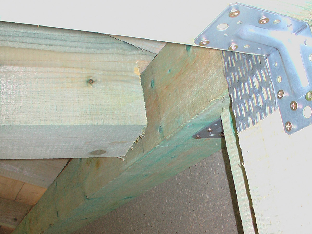 Výřez v podpoře stropního trámu přes 60 % výšky průřezu není povolen, nevyhoví napětí ve smyku