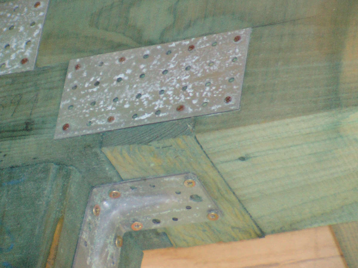 Ukázka nedodržení minimálního počtu a roztečí spojovacích hřebíků nebo vrutů, nesprávné připevnění II s vlákny