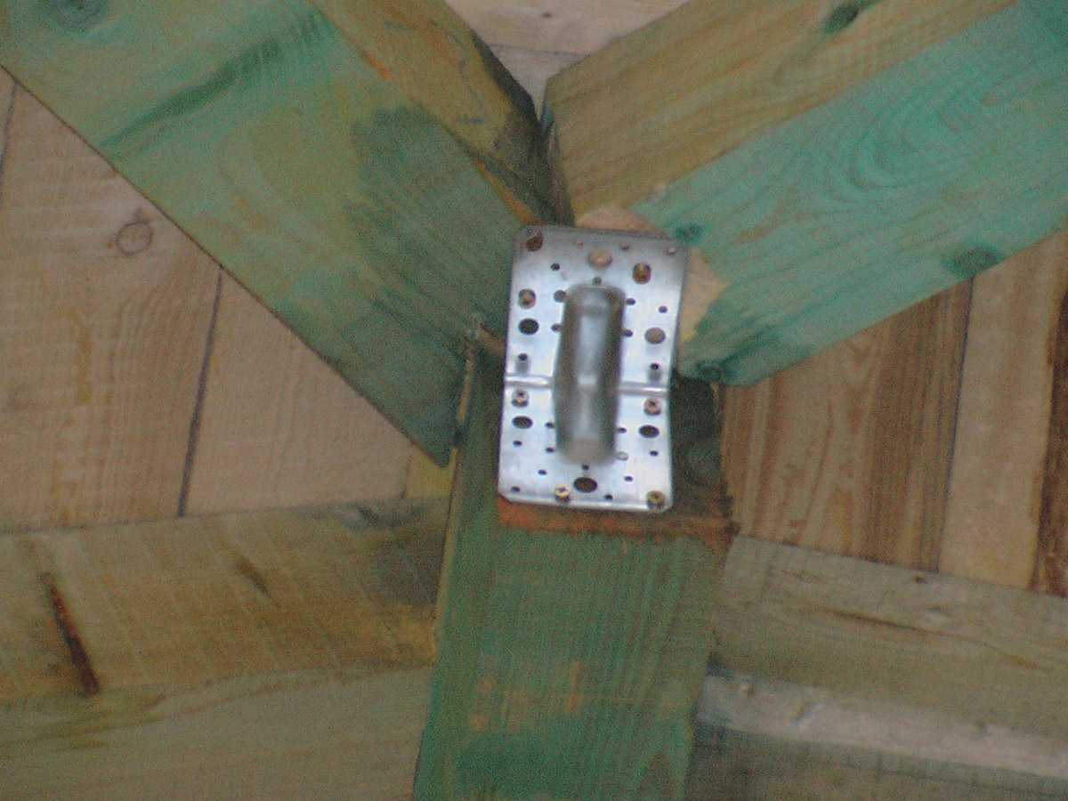 Připevnění nárožních krokví ke hřebenové vaznici pomocí úhelníku a vrutů II s vlákny je nevyhovující