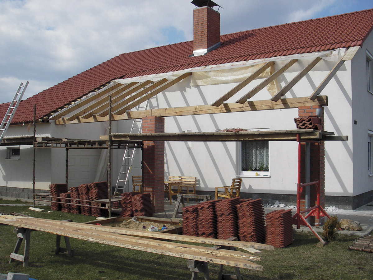 Při uvažované kloubové podpoře nebylo provedeno dostatečné kotvení (přenesení vodorovných sil) a došlo k vodorovnému posuvu v podpoře a tím k deformaci celé konstrukce