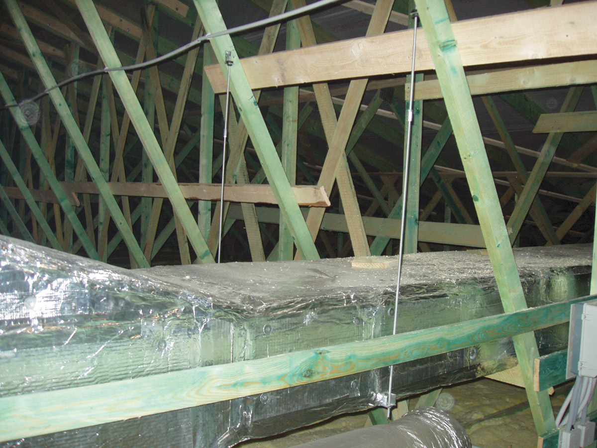 Nesprávné zavěšení technologie na diagonály vazníků