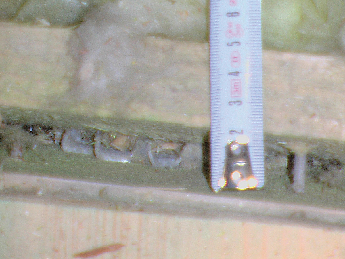 Nedotažený a tím i neúčinný spoj vazníků pomocí hmoždíků BULLDOG