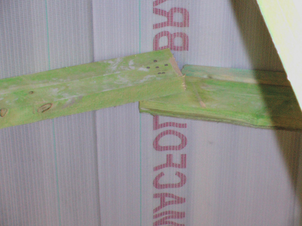 Nesprávné provedení spoje ve hřebeni