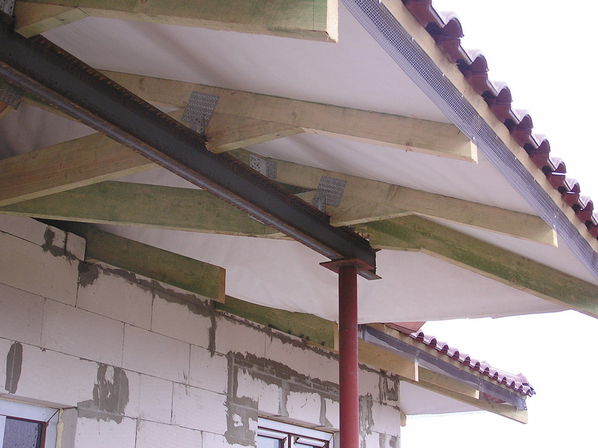 Špatné výškové osazení průvlaku řešeno nepřípustnými výřezy ve spodní pásnici vazníku