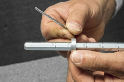 Nastavení tloušťky izolantu na montážním šestihranu pomocí dorazového kroužku