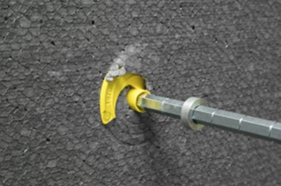 Talířek se zařezává do izolantu