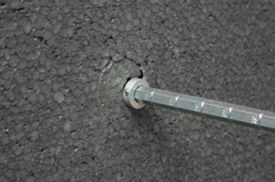 Když je dorazový kroužek těsně v úrovni vnější plochy izolace, montáž je hotová