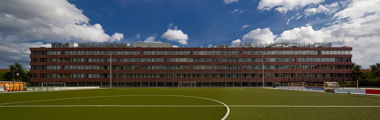 Diakonická klinika Agaplesium v hamburském Eimsbüttelu je v provozu od začátku roku 2011. Tato moderní stavba nabízí dokonce takzvané ekologické pokoje. To jsou speciální prostory, ve kterých je na minimum snížena zátěž pacientů s MCS syndromem a alergiků.