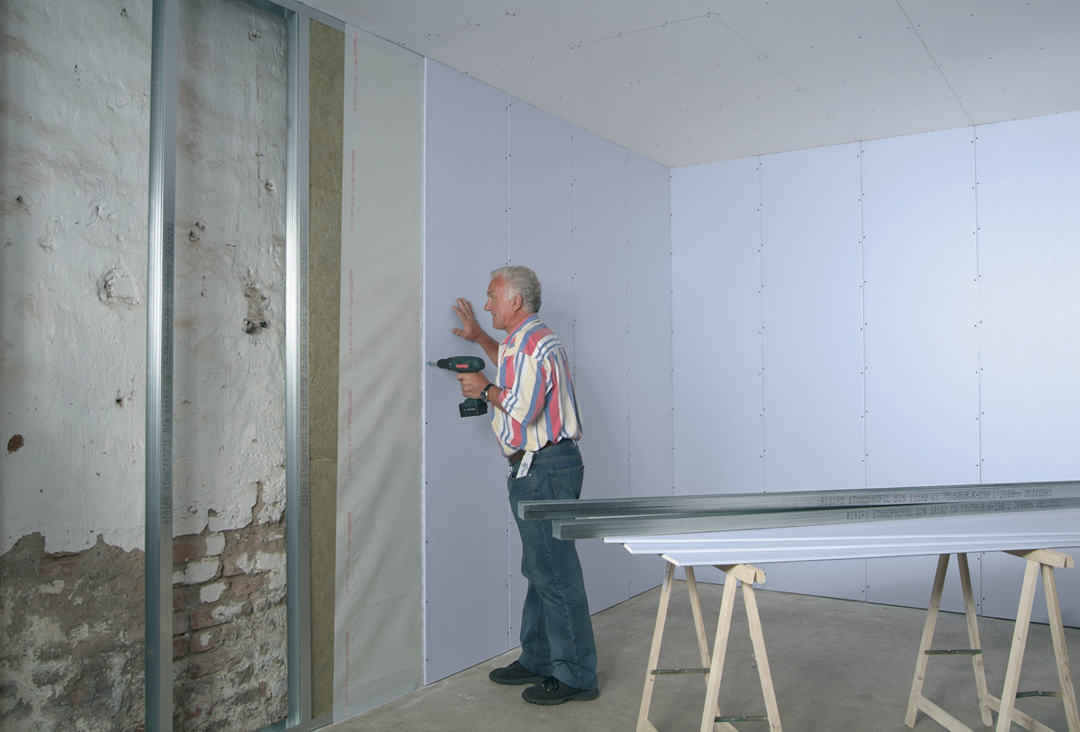 Montáž sádrokartonové předstěny z modrých akustických desek Rigips. Umožní rychle vytvořit nový interiér. Předsazené stěny zaberou jen 6,5 cm při jednoduchém a 8 cm při dvojitém opláštění modrými akustickými deskami Rigips. Přidají 9–12 dB akustické pohody. Problém s hlukem ze sousedního pokoje je vyřešen.