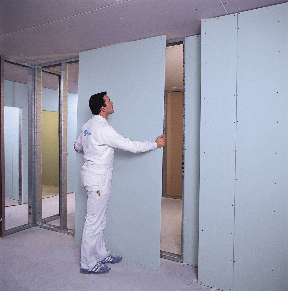 Akustické interiérové příčky s modrou sádrokartonovou deskou Rigips jsou jen 7,5 cm silné, a přitom o 3 dB překračují požadované normové požadavky na akustiku v bytě. V porovnání s jiným stavebním materiálem lze docílit při menší hmotnosti i tloušťce konstrukce novou stěnu za nižší pořizovací náklady a ještě rychleji.