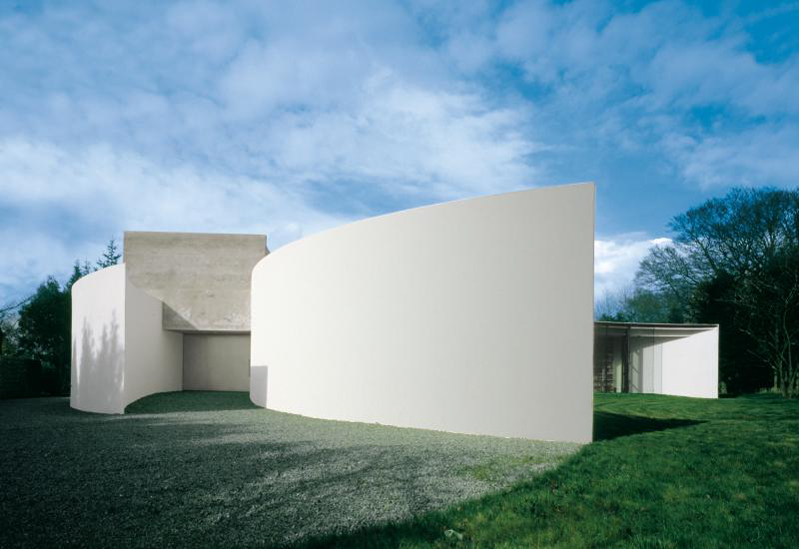 Ken Shuttleworth mohl s pomocí profilů StoDeco zrealizovat ostré kontury svého obytného domu The Crescent (foto Nigel Young)