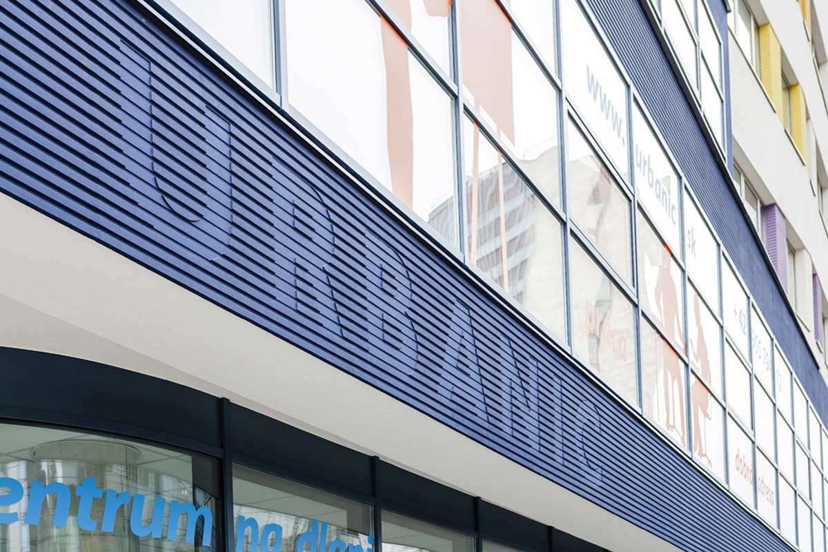 Fasáda polyfunkčního domu Urbanic v Bratislavě je příkladem originálního využití profilů