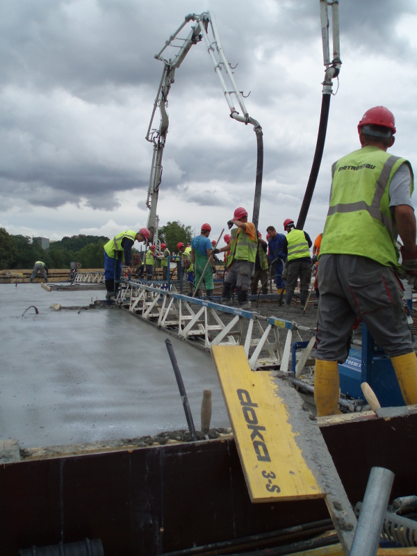 Obr. 3: Čerpání a ukládání betonu 