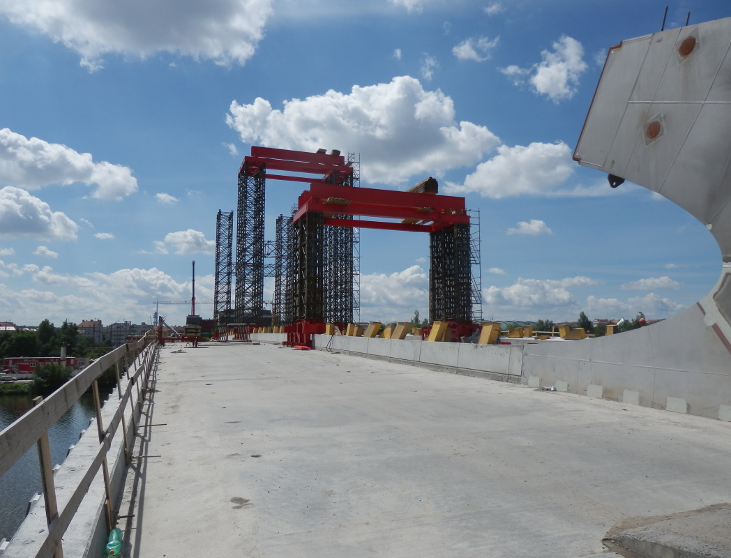 Obr. 7: Vybetonovaná mostovka a táhlo s provizorními podpěrami nosného oblouku 