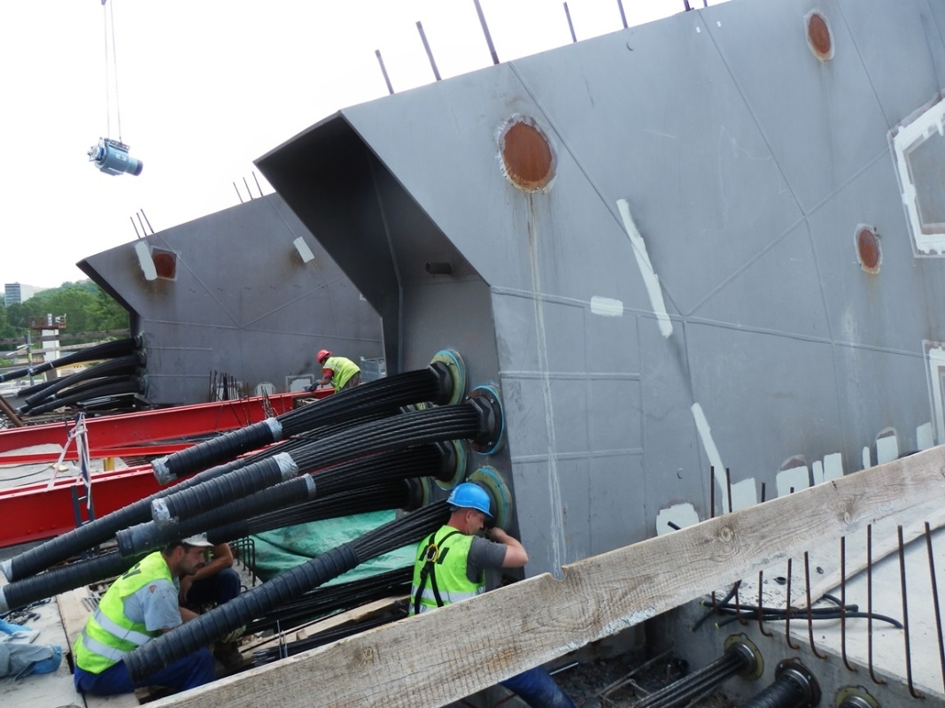 Obr. 6: Předpínání kabelů v místě ocelobetonového zárodku (beton C80/95 – 90 dní) 