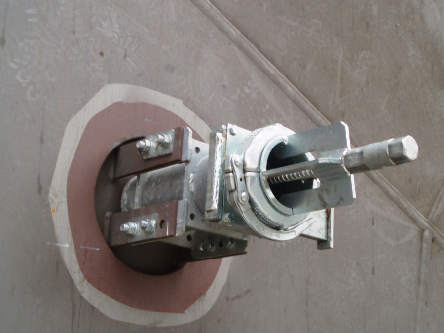 Obr. 5: Systém uzavření napouštěcího otvoru pro čerpání betonu do zárodku