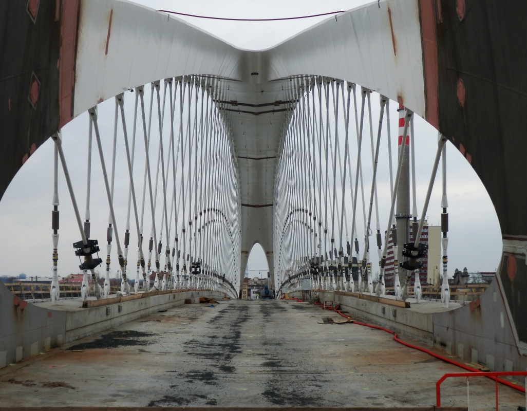 Obr. 10: Dokončený nosný oblouk se závěsnými lany 