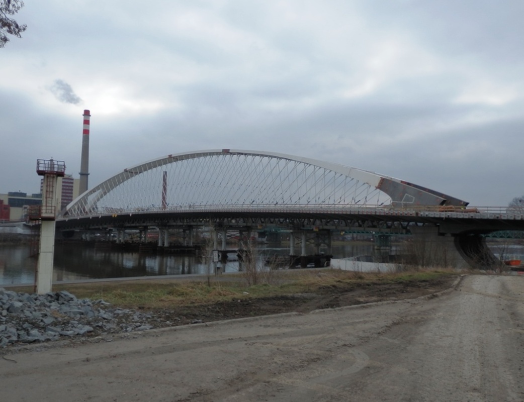 Obr. 11: Dokončený nosný oblouk se závěsnými lany 