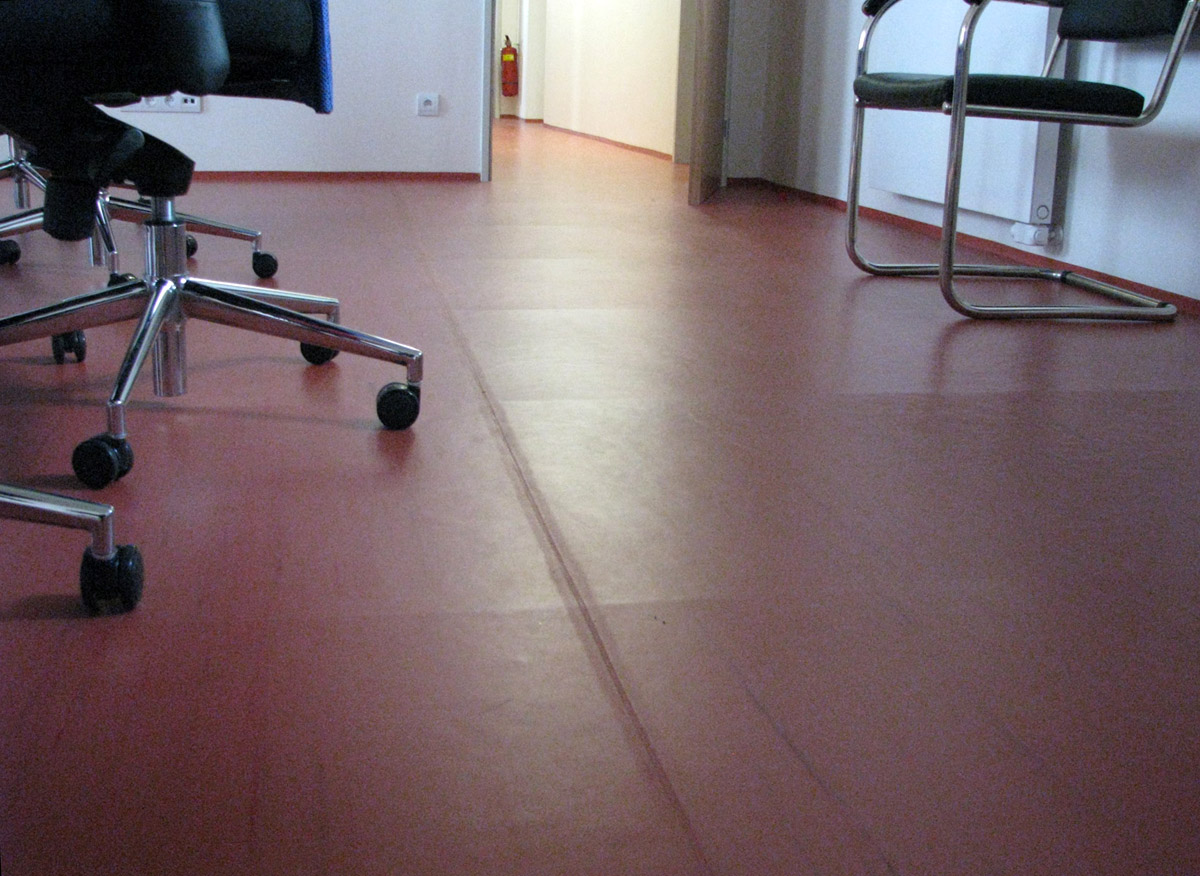 Obr. 4: Prokreslování spojů OSB desek v důsledku migrace vlhkosti z vodou prosyceného škvárového zásypu