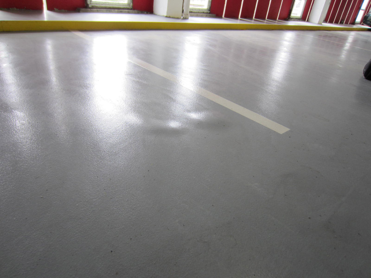 Obr. 5: Výdutě epoxipolyuretanové povrchové úpravy v nadzemních parkovacích garážích