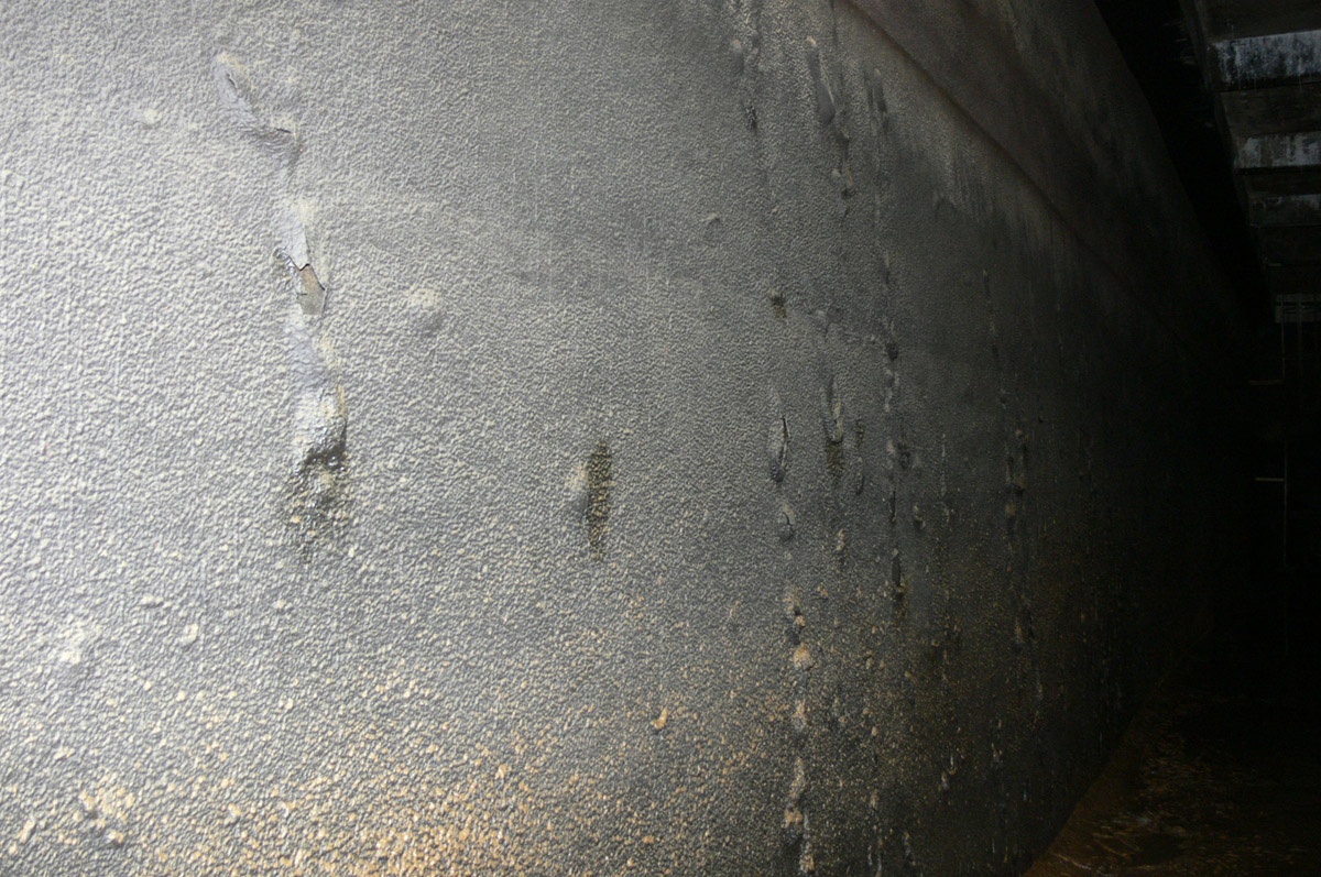 Obr. 8: Výdutě na vnitřním povrchu stěn vodojemu