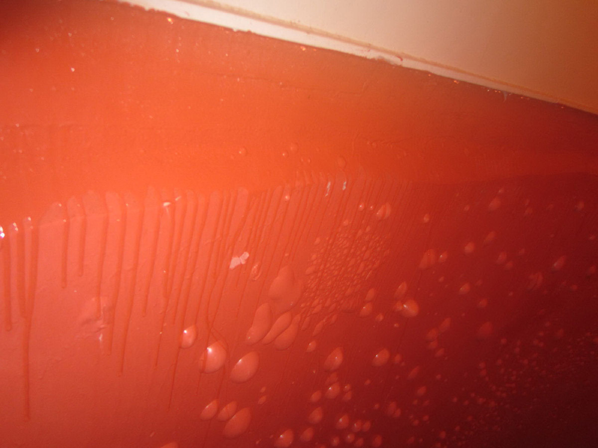 Obr. 10: Drobné „puchýře“, které s vysokou četností se objevily na plynotěsné povrchové úpravě na vnitřním líci vyhnívací nádrže