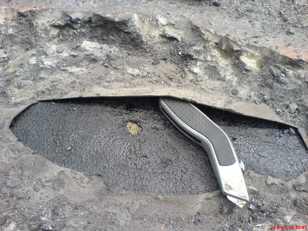 Obr. 11: Výdutě z asfaltové izolace, instalované na pečeticí vrstvě nově budovaného mostního objektu