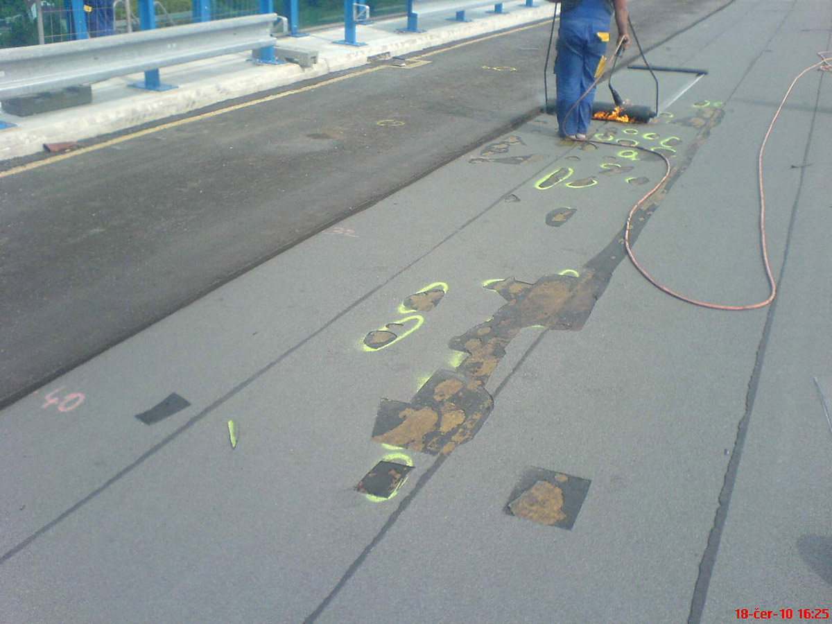 Obr. 12: Postupný vznik defektů na asfaltové hydroizolaci a počáteční snahy o jejich lokální opravu