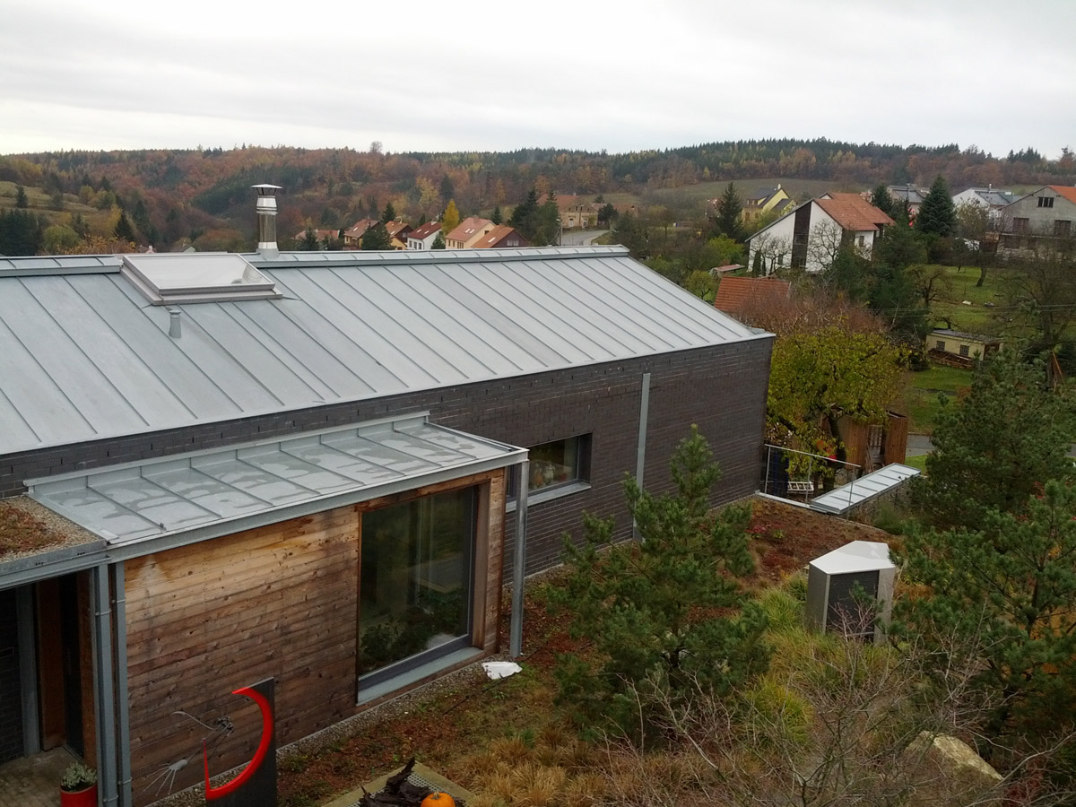 Titanzinkový plech Rheinzink na rodinném domě ve Vranově u Brna