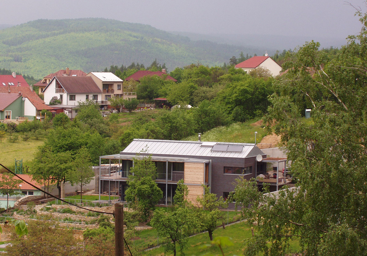 Titanzinkový plech Rheinzink na rodinném domě ve Vranově u Brna
