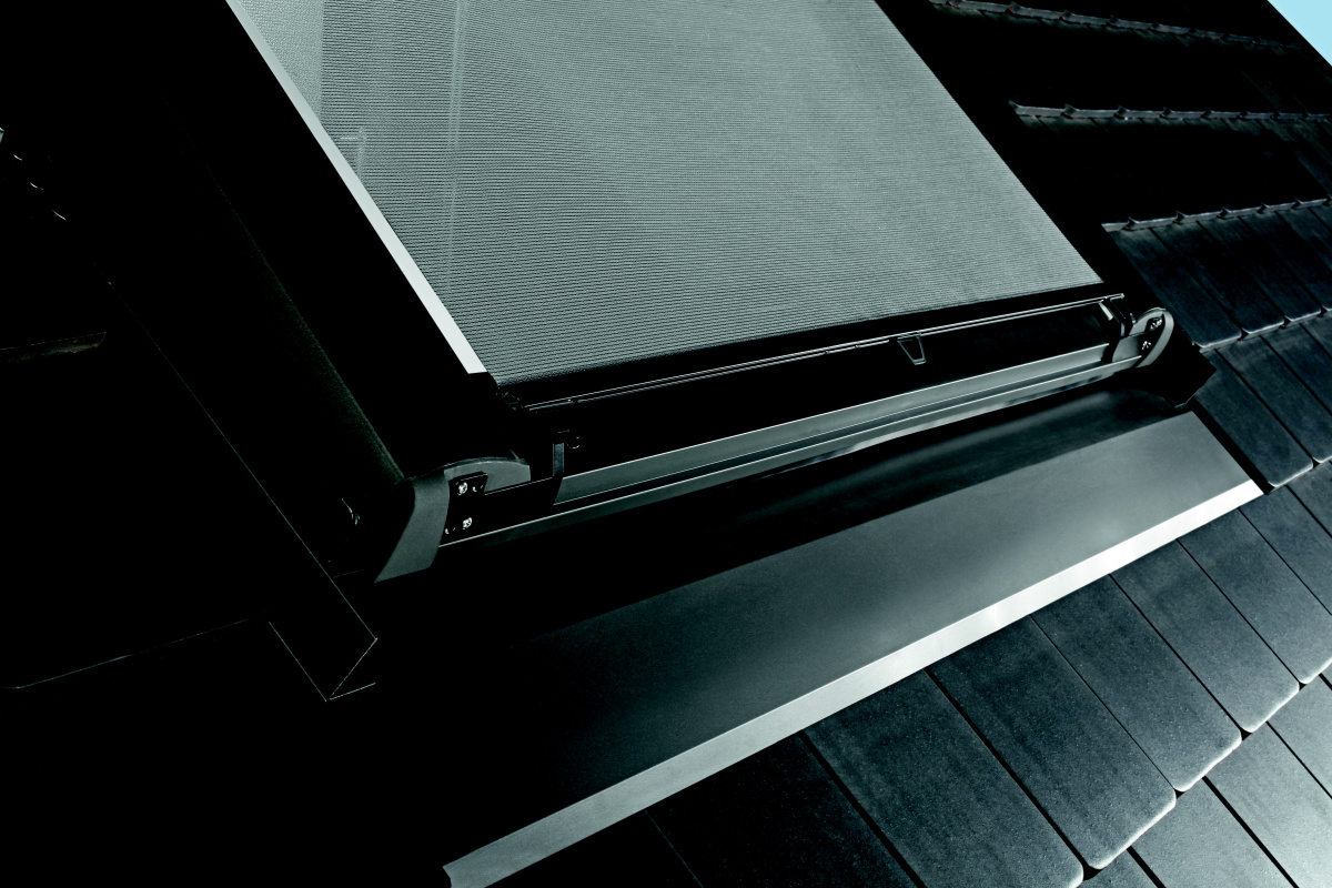 ZAR  manuálně ovládaná protisluneční venkovní roleta typu screen 