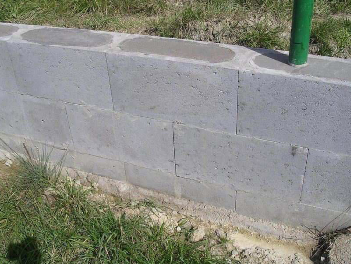 Podezdívka plotu z tvárnic ztraceného bednění