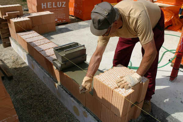 Zdění z cihel HELUZ Family 2in1 na celoplošné lepidlo