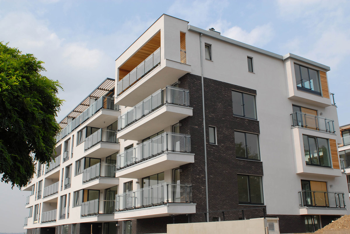 Fasáda s kombinací povrchových úprav omítkou, obkladovým páskem a dřevem