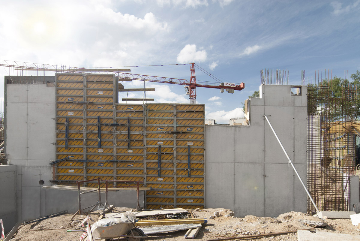 Osvědčená kombinace bednění Framax s deskou Xlife a odbedňovací prostředek Doka Optix byly využity na většině monolitických stěn liberecké univerzity